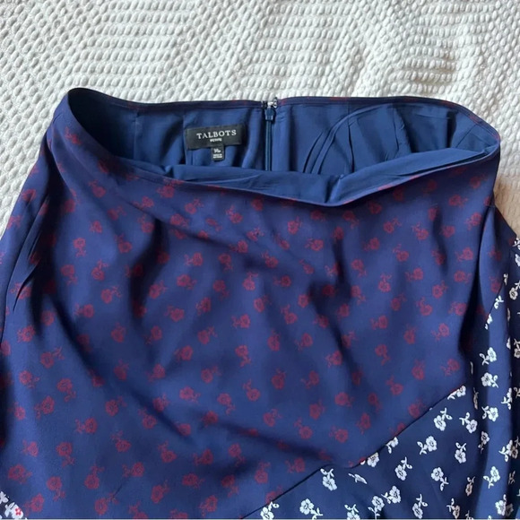 ๐ค Beautiful Talbots Pieced Floral Midi Skirt๐ค - Picture 7 of 9